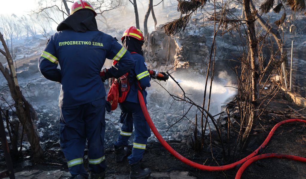 Πυρκαγιά στη Σαλαμίνα με καμένα σπίτια και οχήματα