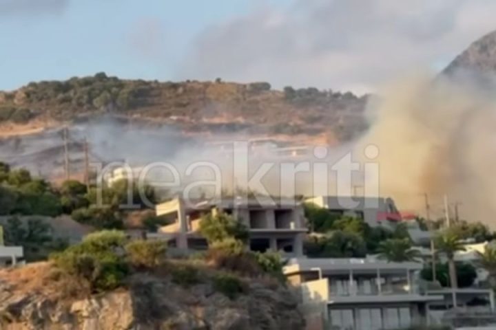 Πυροσβέστες επιτηρούν την περιοχή στα Σελλιά Ρεθύμνου μετά τη φωτιά.