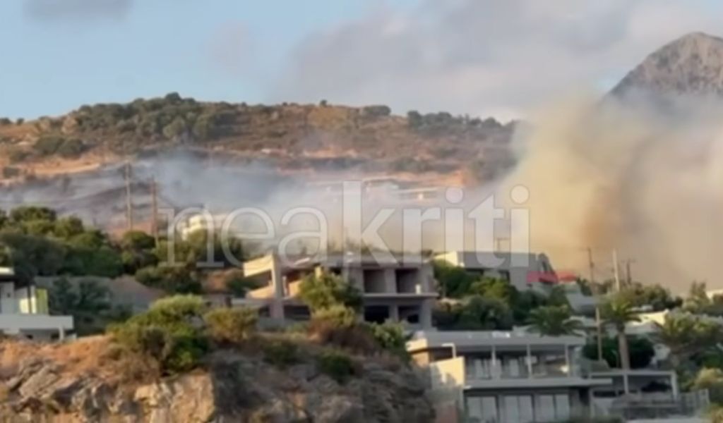 Πυροσβέστες επιτηρούν την περιοχή στα Σελλιά Ρεθύμνου μετά τη φωτιά.