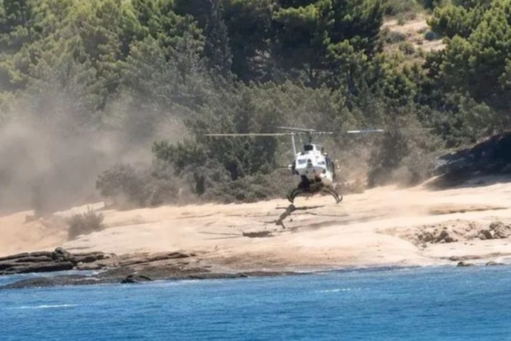 Ελικόπτερο προσγειώνεται σε παραλία στις Σπέτσες