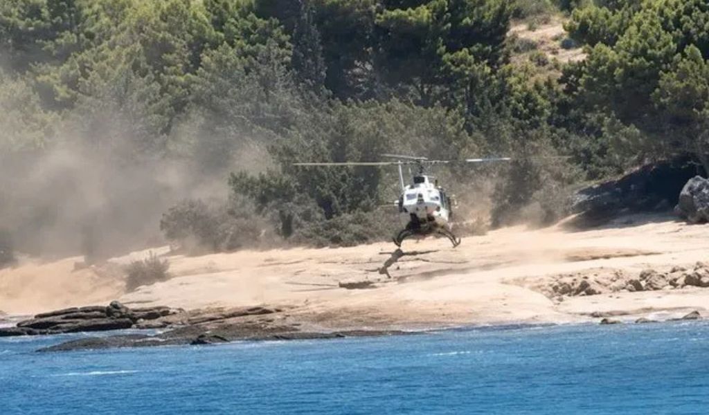 Ελικόπτερο προσγειώνεται σε παραλία στις Σπέτσες