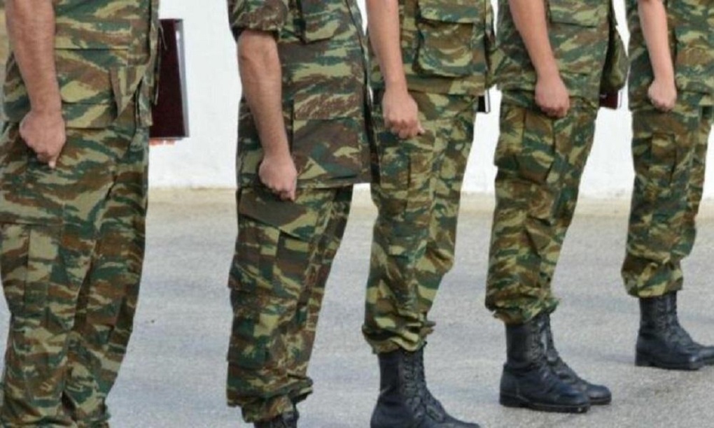 Νέοι στρατιώτες σε στρατιωτική άσκηση