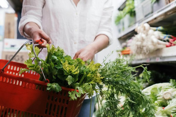 Εικόνα με προϊόντα τροφίμων σε σούπερ μάρκετ