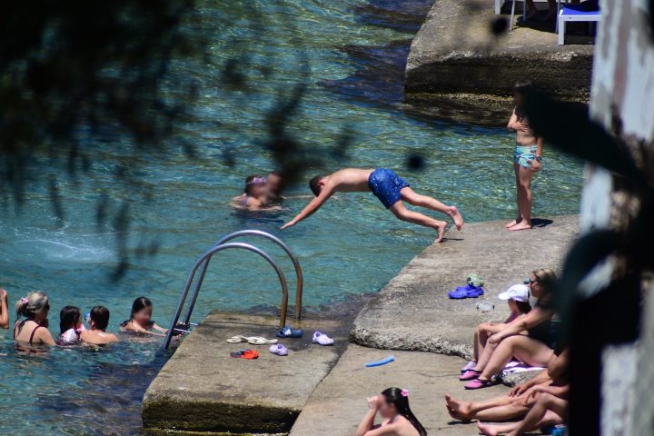 Παραλία στην Ελλάδα με σημαίες ασφαλείας.