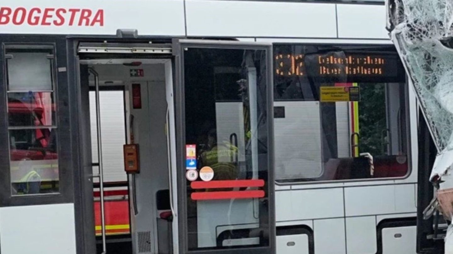 Εικόνα από το σημείο του ατυχήματος με τα τραμ στο Γκελζενκίρχεν.