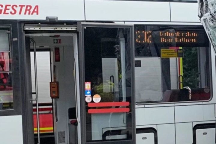 Εικόνα από το σημείο του ατυχήματος με τα τραμ στο Γκελζενκίρχεν.
