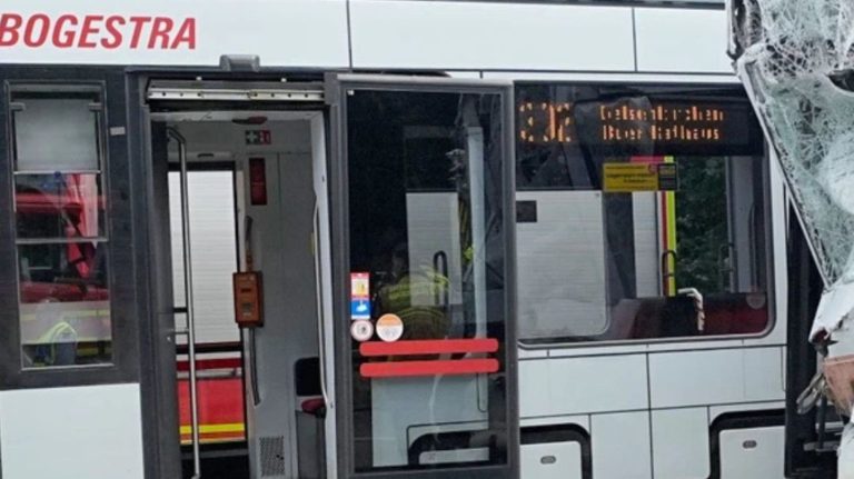 Εικόνα από το σημείο του ατυχήματος με τα τραμ στο Γκελζενκίρχεν.