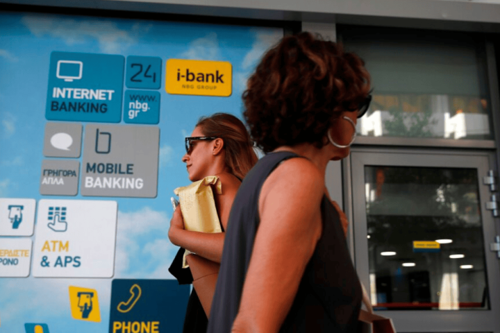Γραφική παράσταση της διαφοράς μεταξύ επιτοκίων καταθέσεων και δανείων στην Ελλάδα.