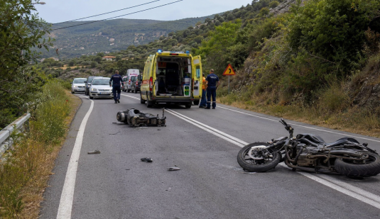 Ζημιές σε μοτοποδήλατο και μοτοσικλέτα μετά από τροχαίο ατύχημα στο Πλωμαριου.