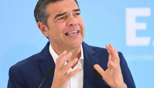 Λογότυπα ΠΑΣΟΚ και Αλέξη Τσίπρα