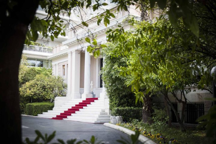Σαλαμίνα: Καταγγελίες για συνταγές σε ΑΜΚΑ ηλικιωμένων – Το ερώτημα που φτάνει στο Μαξίμου