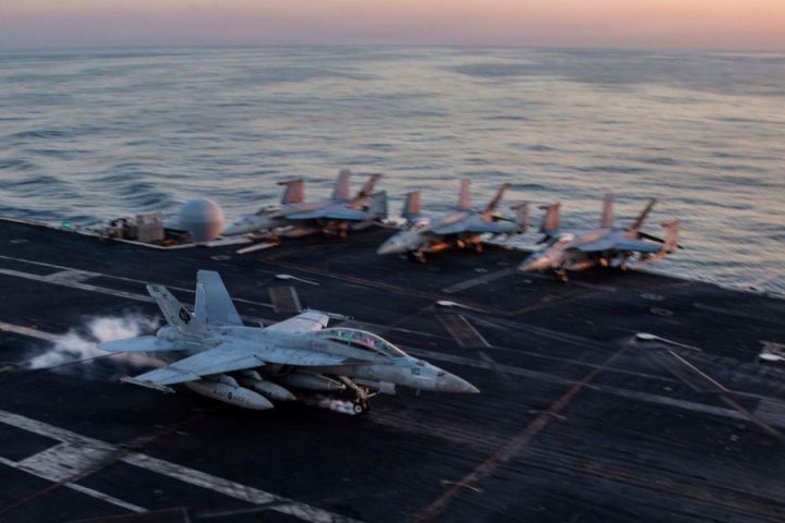 Το αμερικανικό αεροπλανοφόρο USS Abraham Lincoln σε αποστολή.