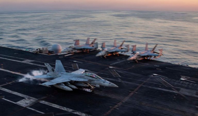 Το αμερικανικό αεροπλανοφόρο USS Abraham Lincoln σε αποστολή.