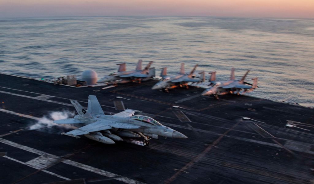 Το αμερικανικό αεροπλανοφόρο USS Abraham Lincoln σε αποστολή.