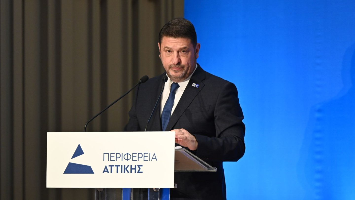 Ο περιφερειάρχης Νίκος Χαρδαλιάς παρουσιάζει το βίντεο με τα έργα στην Αττική.