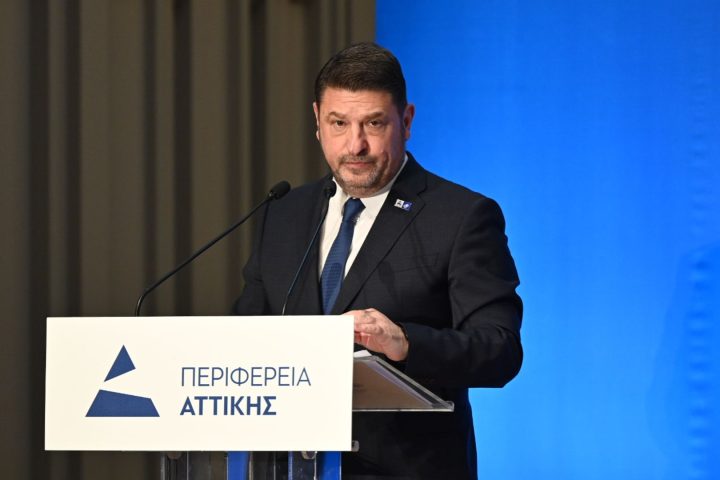 Ο περιφερειάρχης Νίκος Χαρδαλιάς παρουσιάζει το βίντεο με τα έργα στην Αττική.