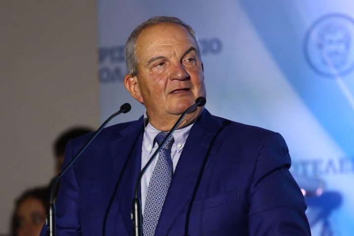Καραμανλής ενώ μιλούσε ο Μητσοτάκης στη ΔΕΘ: Η «μικρόνοη και διχαστική διοίκηση» και το μήνυμα που έμεινε να αιωρείται