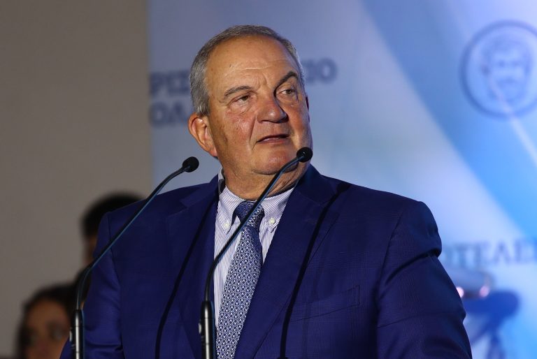 Καραμανλής ενώ μιλούσε ο Μητσοτάκης στη ΔΕΘ: Η «μικρόνοη και διχαστική διοίκηση» και το μήνυμα που έμεινε να αιωρείται