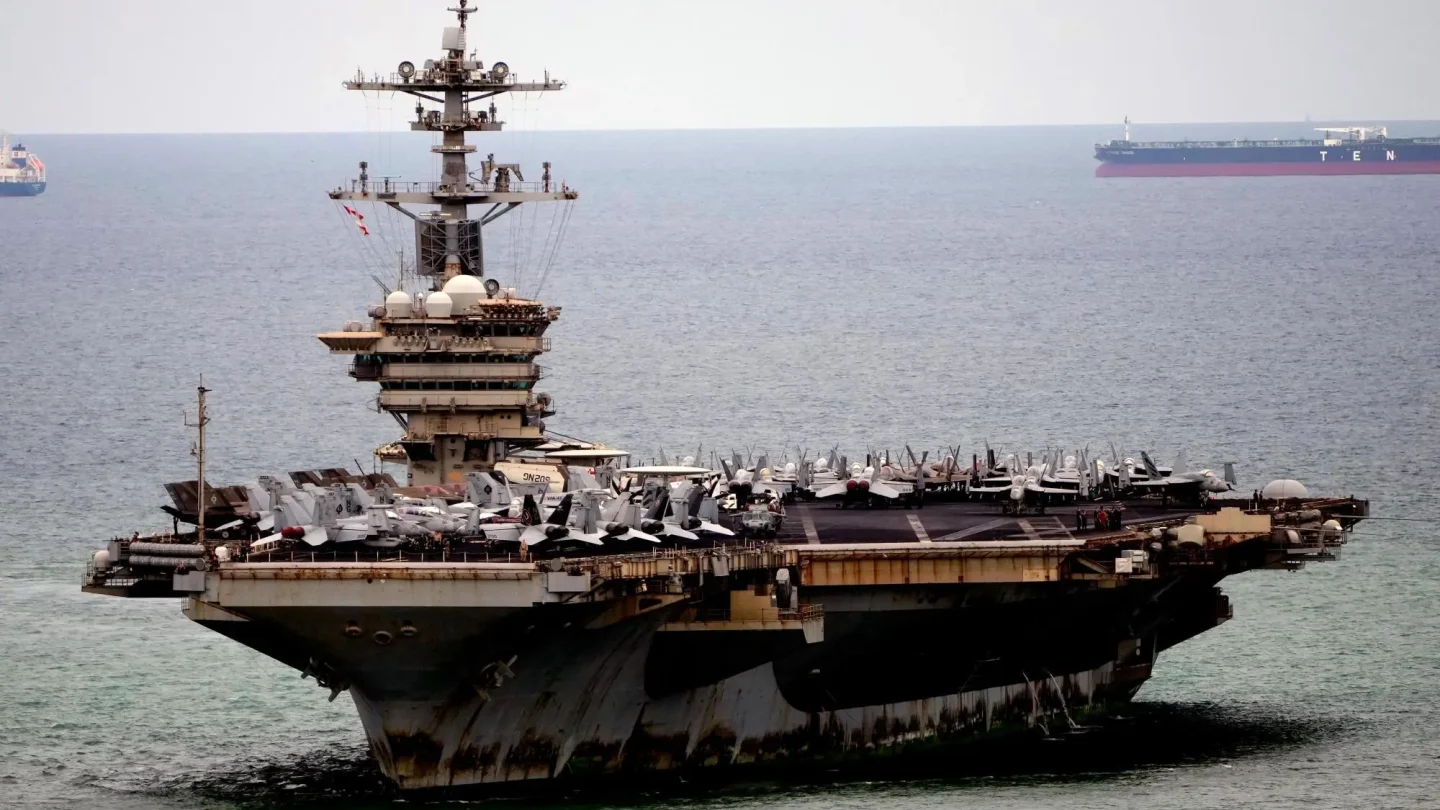 USS Abraham Lincoln: 286 μέρες στη θάλασσα, σκουριά από άκρη σε άκρη και 5.000 άνθρωποι στα όριά τους