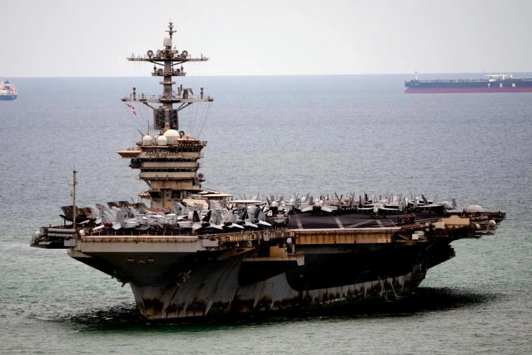 USS Abraham Lincoln: 286 μέρες στη θάλασσα, σκουριά από άκρη σε άκρη και 5.000 άνθρωποι στα όριά τους