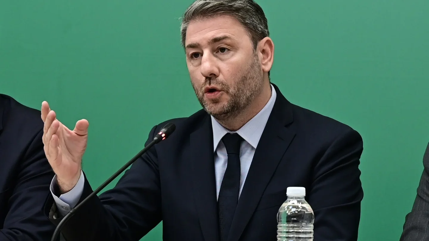 Ανδρουλάκης απέναντι σε Μητσοτάκη και Τσίπρα: Πού πατά η επίθεση – Και γιατί το ΠΑΣΟΚ δίνει μάχη για τη δεύτερη θέση